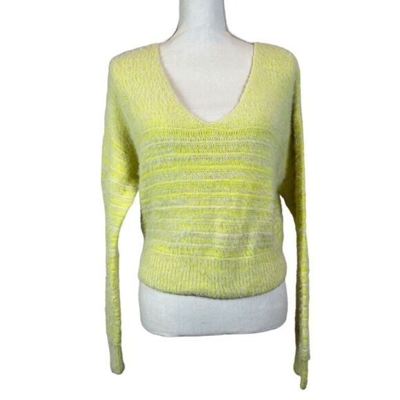 Kendall & Kylie Lemon Lime Eyelash Knit Fuzzy Oversized Cropped Sweater Size XS - Picture 2 of 12